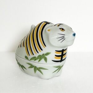 Kouraku Kiln Zodiac
Ceramics, Tiger, porcelain, trinket holder box dish, Japan